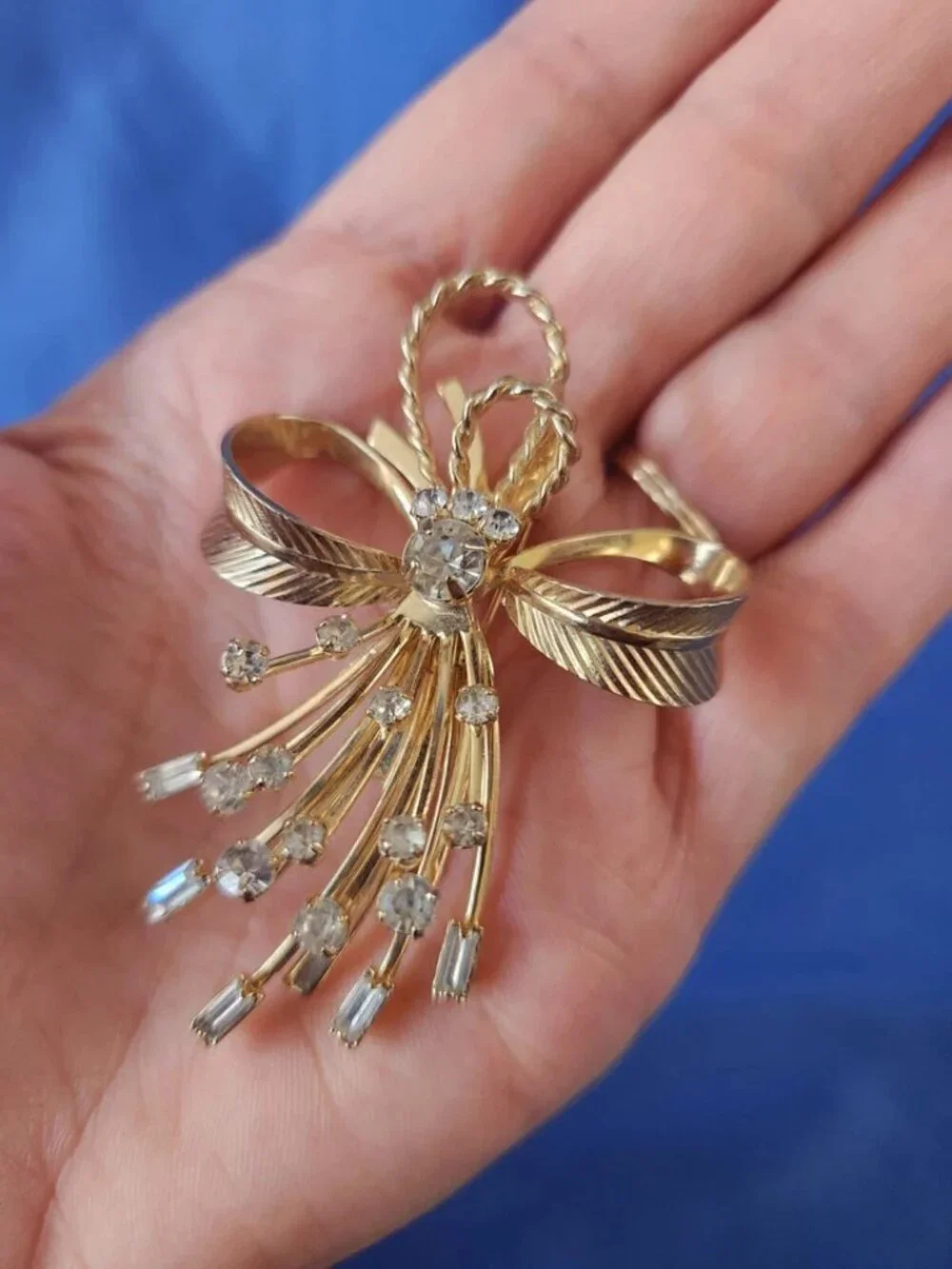 Vtg 1960's Sarah Coventry Signed Bow Brooch Pin Vogue Rhinestone Gold Tone MCM - Picture 3 of 14